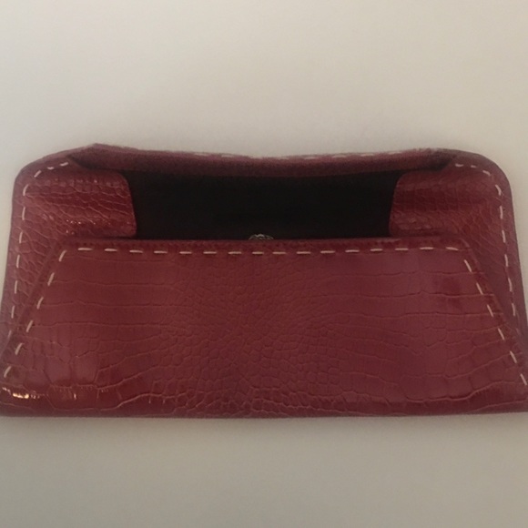 Gaya clutch in fuchsia - Picture 7 of 10
